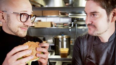 Vetenskapsmannen Lauri och den kända kocken Henkka är i huvudrollerna i Yles kommande serie. Foto: Yle.
