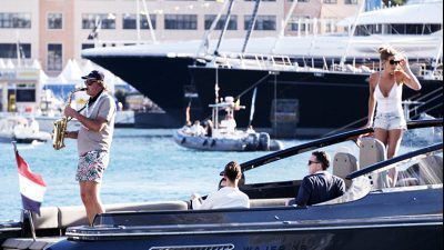 Renterne og omkostningerne på de hurtige lån er skyhøje. I to programmer følger DR Dokumentar penge-sporet og havner i lande som Monaco, Malta og Cypern, hvor rigmændene bag lever livet på første klasse med penthouse og luksusyacht.