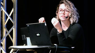 Iz Harris videobloggar öppet och ärligt, och har på så sätt samlat tiotusentals följare. I sin föreläsning betonade hon vikten av att alltid hålla löftet till tittarna – leverera det du lovar!