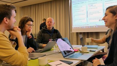 Det var intensiva diskussioner i de tio grupperna redan från start. Foto: Tommy Nordlund.
