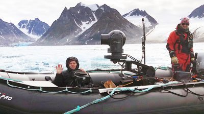 Fotograf Jan Benkholt till vänster, och guiden Jim Mayer till höger. Jan Benkholt har varit specialfotograf i alla NRK:s slow-tv-produktioner. Mayer är båtförare i Hurtigrutens expeditionsteam. Foto: NRK.