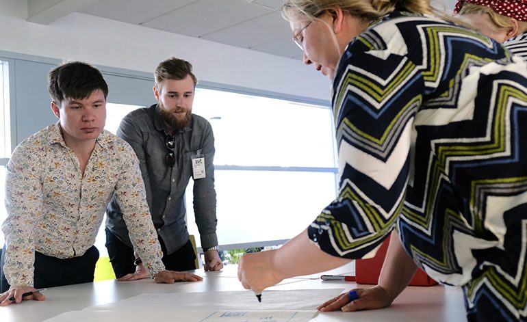 Tuija Aalto, till höger, i samspråk med andra deltagare under Nordvisions Socal Media Academy i Stockholm senaste år. Foto: Tommy Nordlund