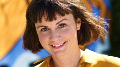 Maria Månson levererar tillsammans med kollegor kulturtips från DR, filmat hemma med mobilkamera. Foto: DR/Bjarne Bergius Hermansen