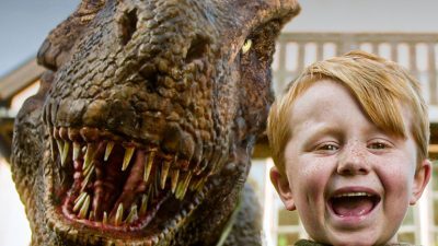 En dinosaurie hemma i garaget? Absolut - åtminstone i SVT:s "Trex"! Foto: SVT.