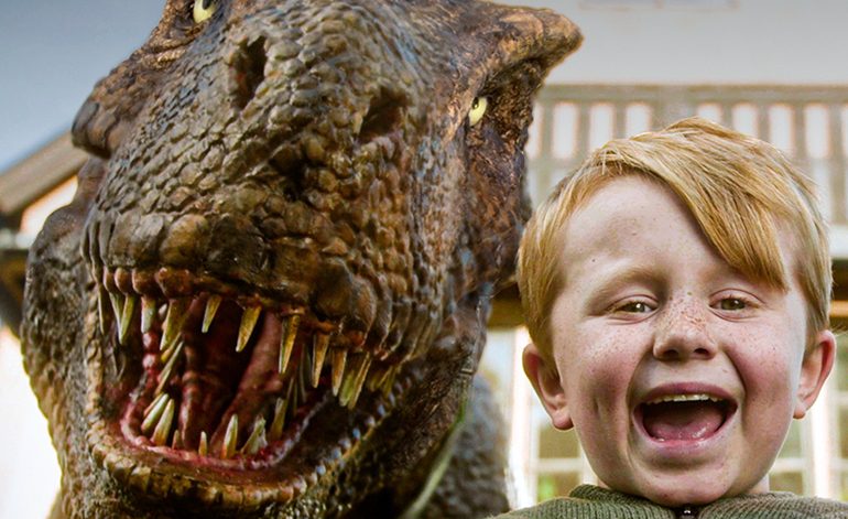 En dinosaurie hemma i garaget? Absolut - åtminstone i SVT:s "Trex"! Foto: SVT.
