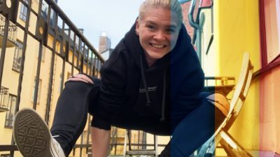 Nadine Baarman är programledare och redaktör för Svenska Yles Hajbo Nyheter. Foto: Yle.
