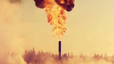 CO2  fra fossile brændstoffer som olie og naturgas hører ikke naturligt til i atmosfæren. Derfor stiger CO2 -indholdet i atmosfæren og temperaturen på jorden stiger. Et faktum, som det i årevis lykkedes olieindustrien at så tvivl om. Foto: DR.