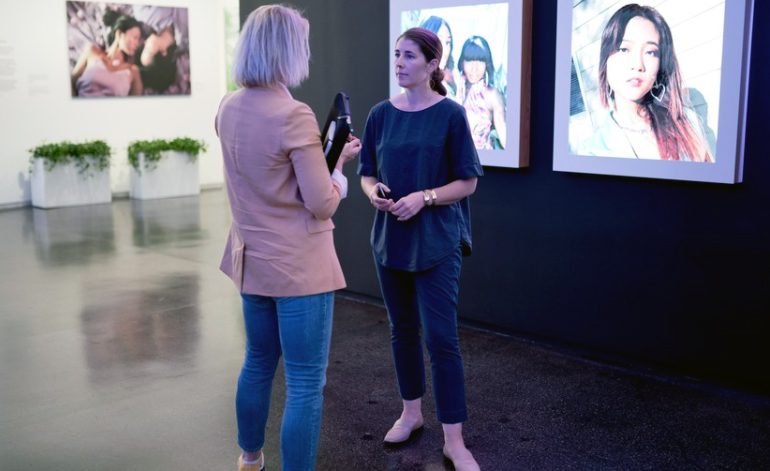 NRK:s journalist Annemarte Moland intervjuar Karina Newton, chef för Instagrams riktlinjer. Foto: Patrick da Silva Saether/NRK.