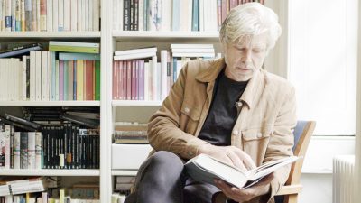 Karl Ove Knausgaard giver i filmen et af sine sjældne interviews, da han beretter om sit personlige forhold til mesterværket. Foto: DR.