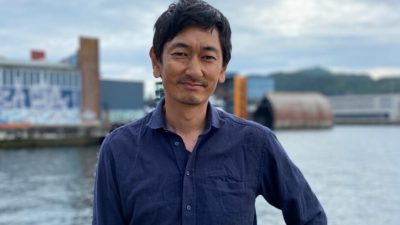 Utendørs portrettbilde av Petter Sommer som er podcastsjef i NRK
