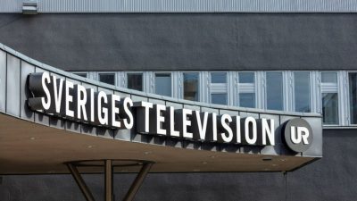 Nærbilde av SVTs logo over hovedinngangen til kontoret i Stockholm.