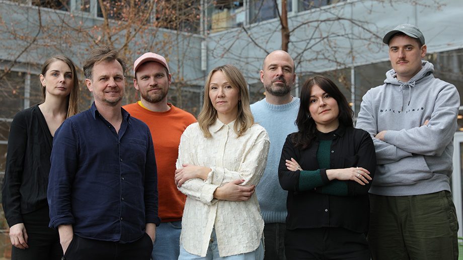 Gruppebilde av reporterne fra NRK, Yle, SVT, og DR som står bak serien Skyggekrigen