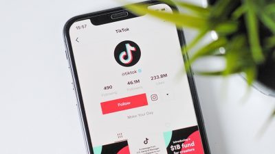 Illustrasjonsbilde av en mobiltelefon med appen TikTok åpen på skjermen.